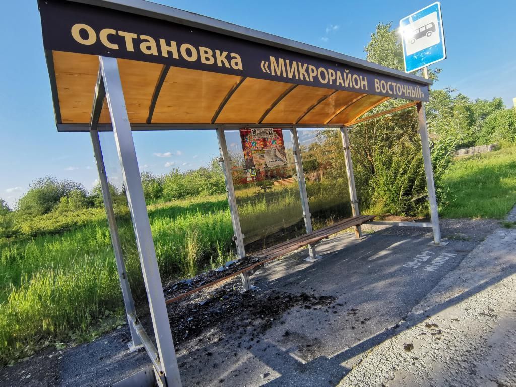 В Серове разбита очередная остановка на улице Ленина