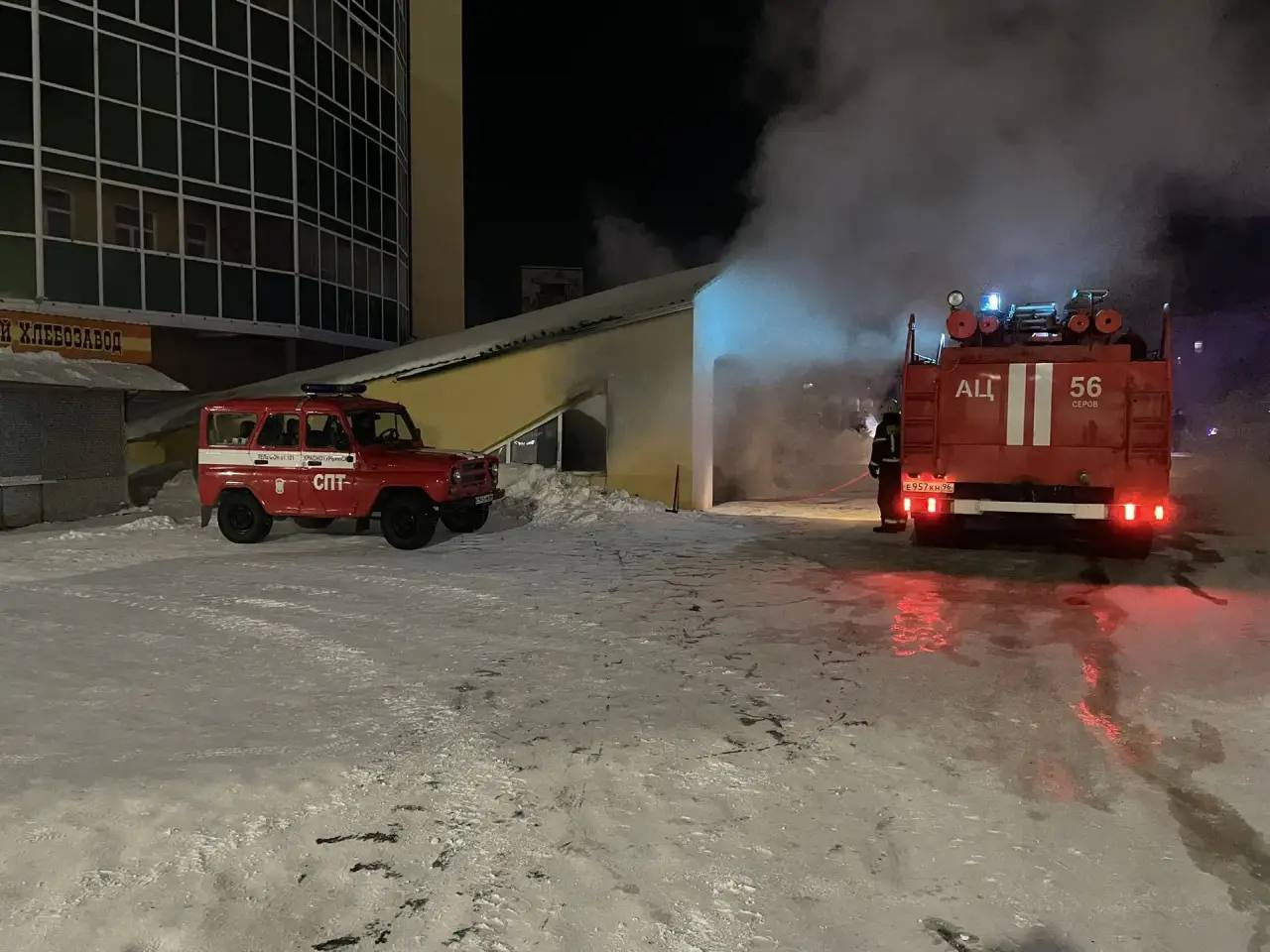 Из-за пожара на подземной парковке из серовской многоэтажки эвакуировали 44 человека