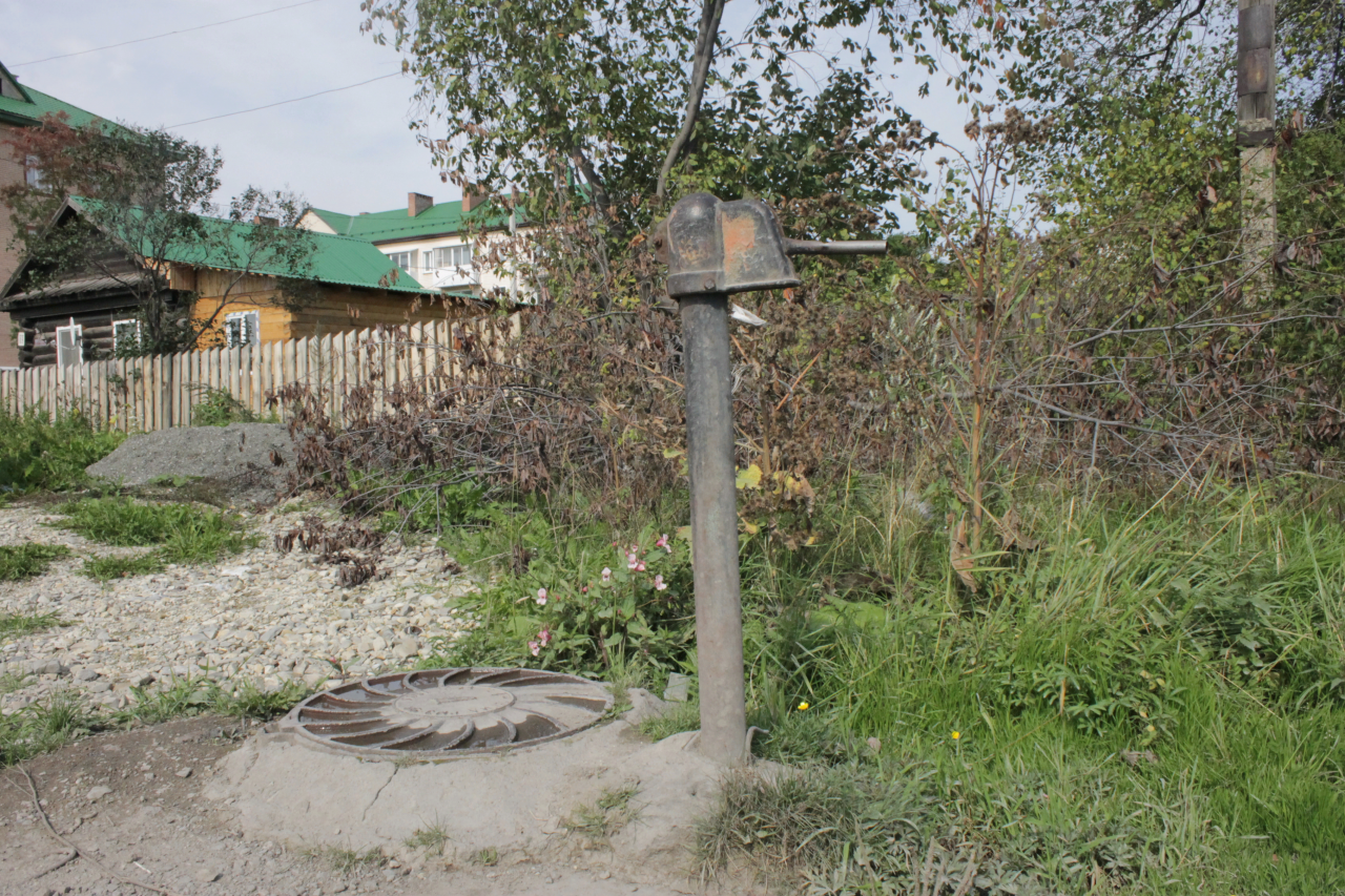 Подача воды в колонки по улице Короленко в Серове возобновлена