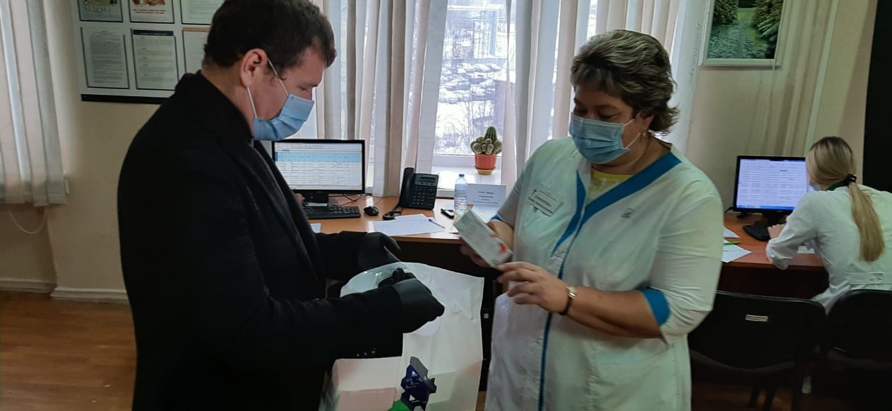 Депутат ЗакСо Дмитрий Жуков поработал волонтером в колл-центре больницы Серова