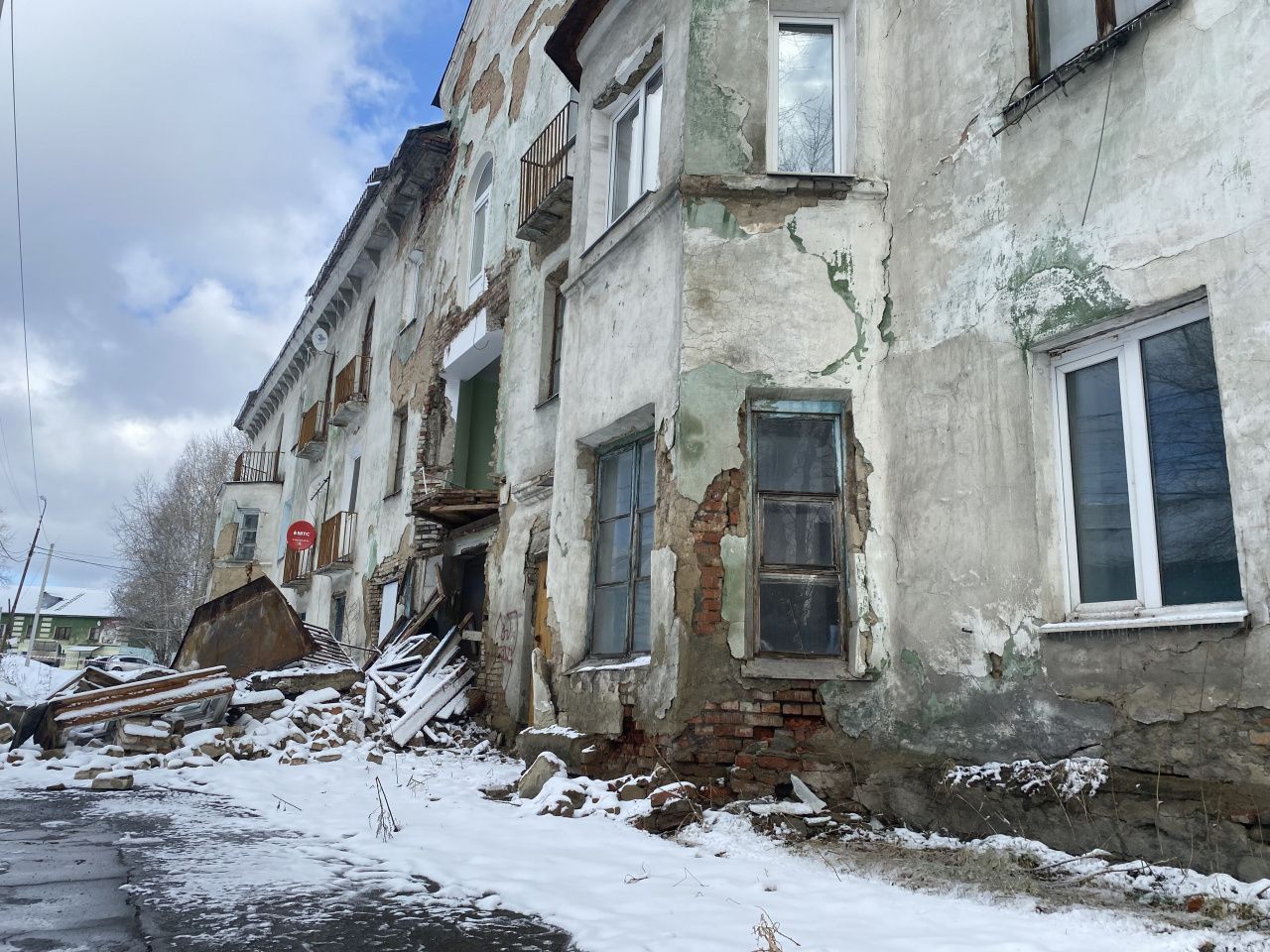 Глава Серова прокомментировал ситуацию с обрушением части жилого дома