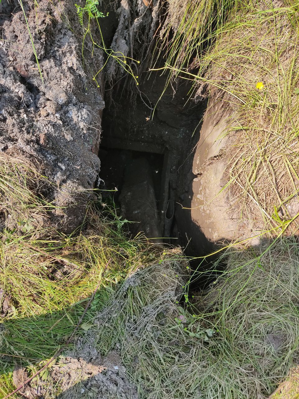 Под Североуральском женщина погибла, провалившись в старую выгребную яму. Труп извлекли, сапоги остались...