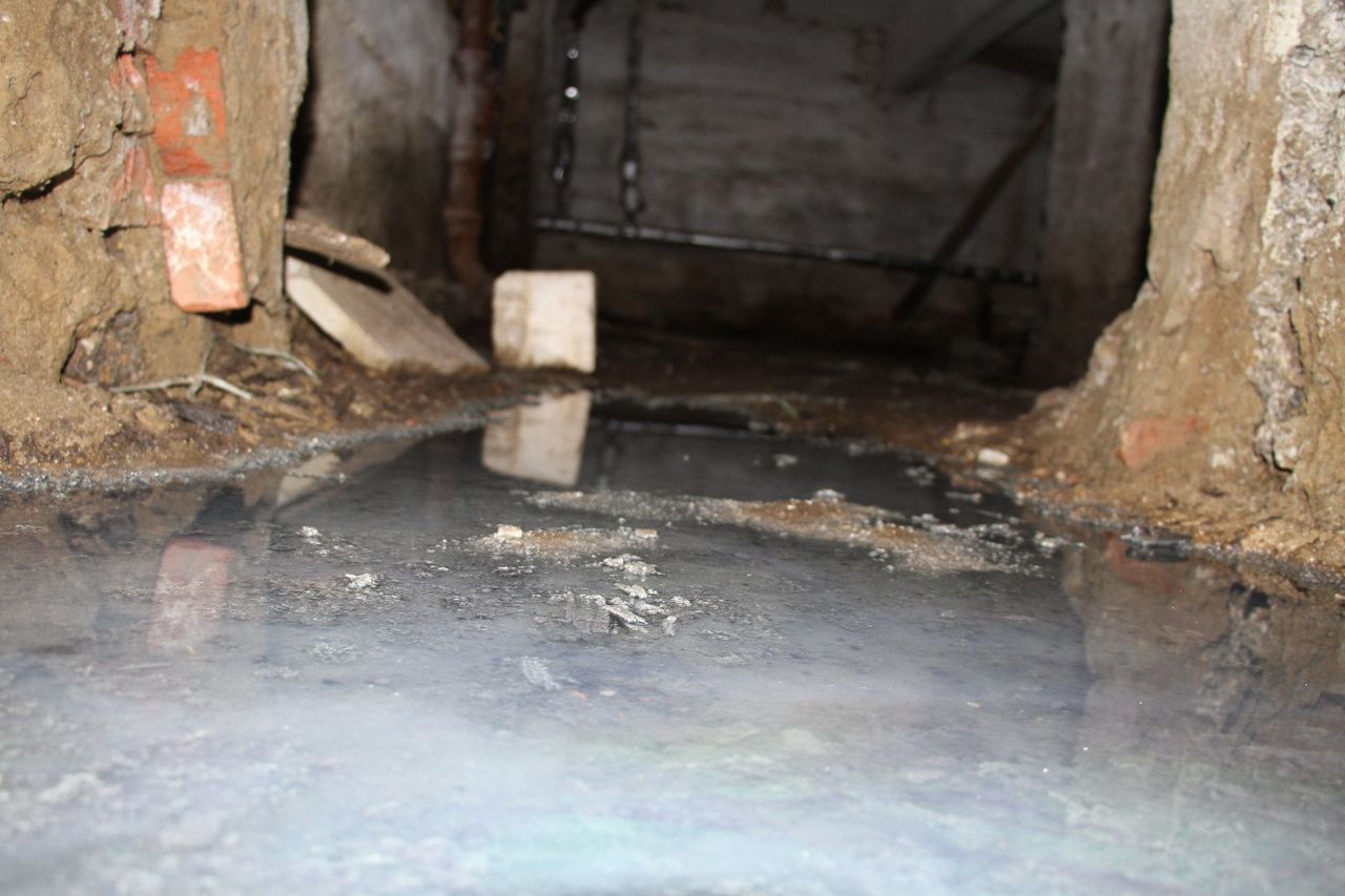 Коммунальщики должны навести порядок в затопленном подвале трехэтажки на Сортировке до 10 сентября