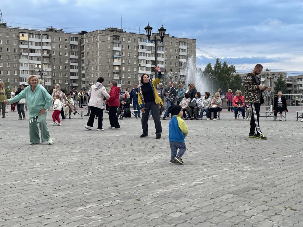 “Может, это войдет в традицию”. Для серовских пенсионеров под открытым небом прошел “Ретро-вечер”