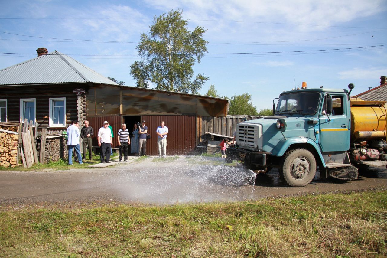 «С целью пылеподавления». Власти Серова объяснили появление поливальной машины перед визитом губернатора 