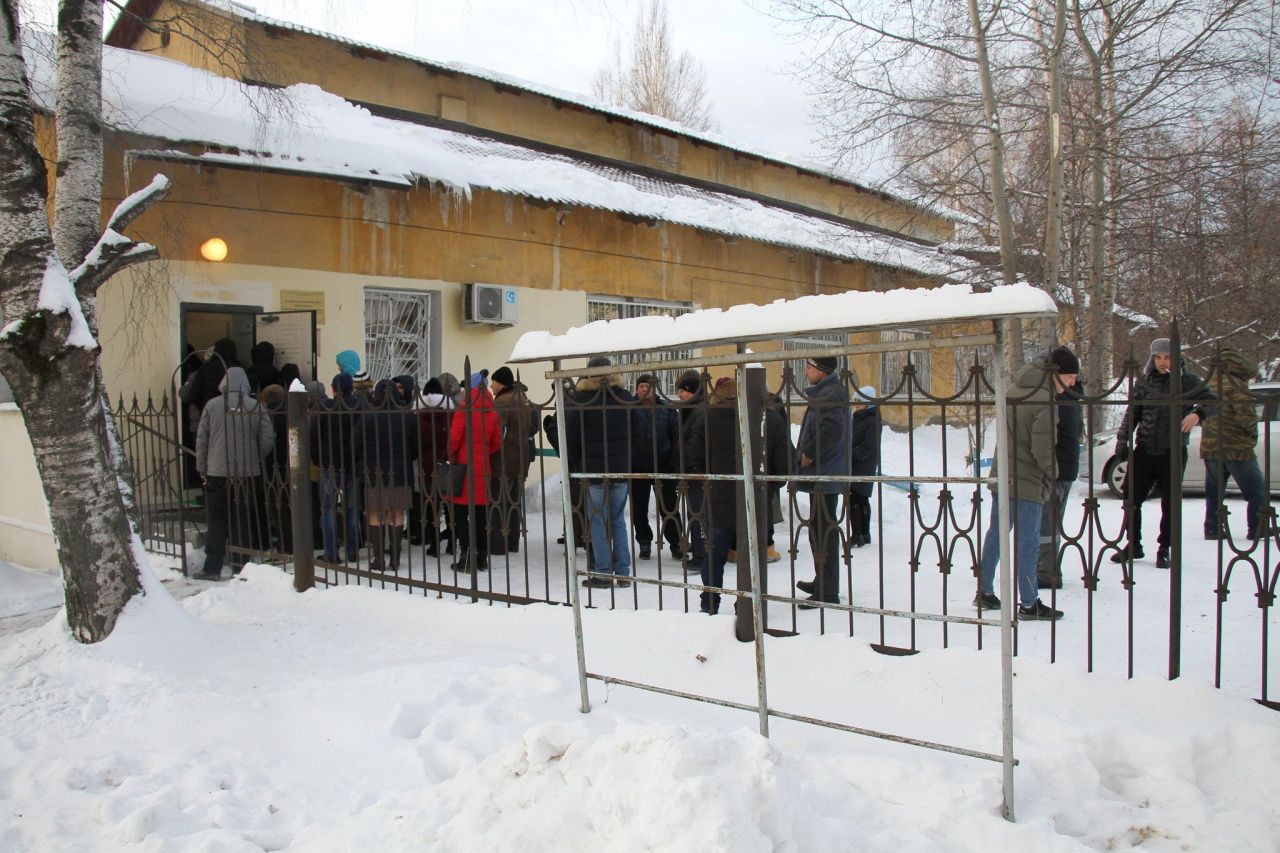 В серове на 10 дней. Психиатрическая больница Серов. Очередь в больнице. Очередь в больнице фото.