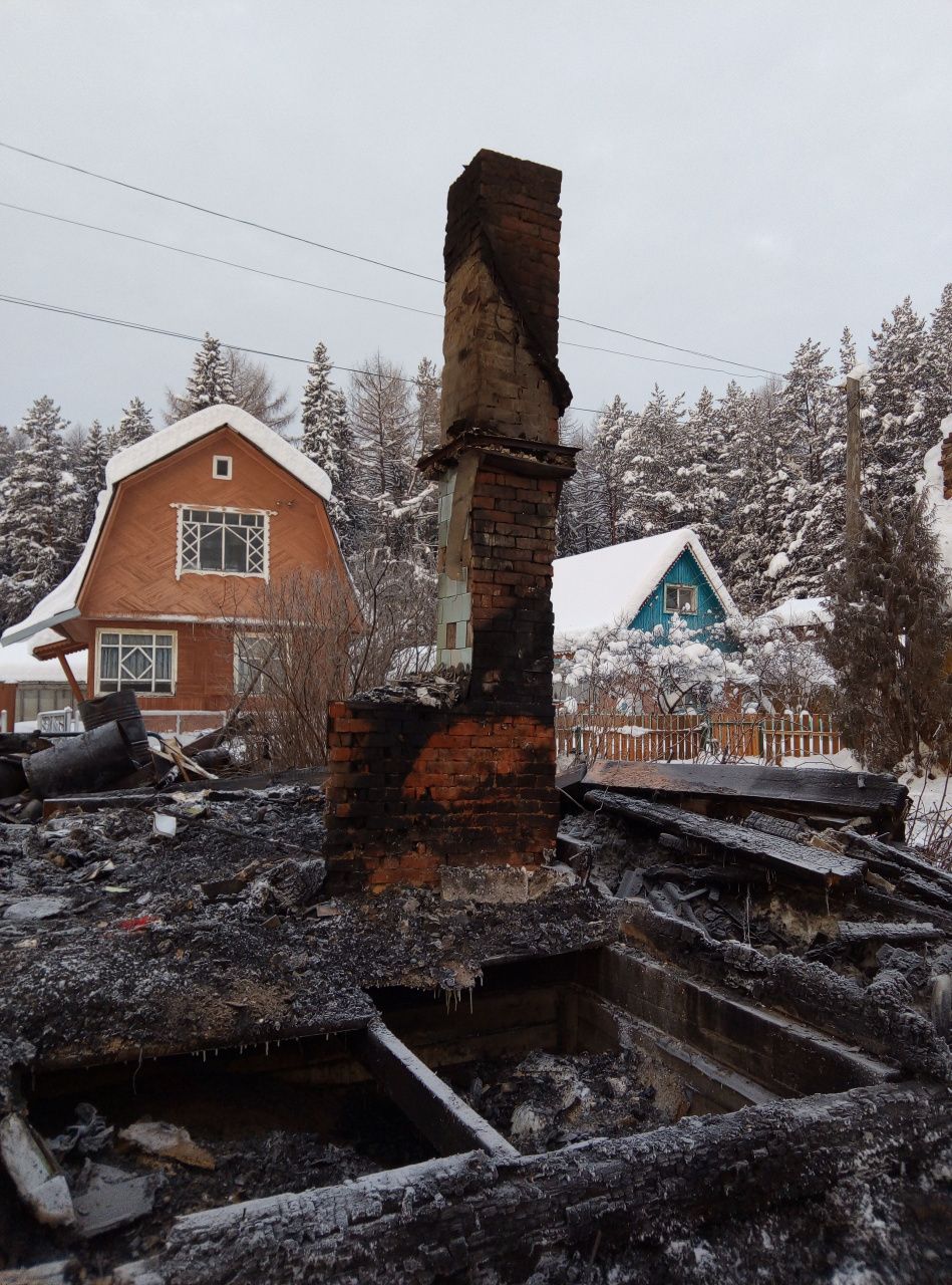 В Серове сгорел садовый дом семьи экс-депутата. Предварительная причина - поджог