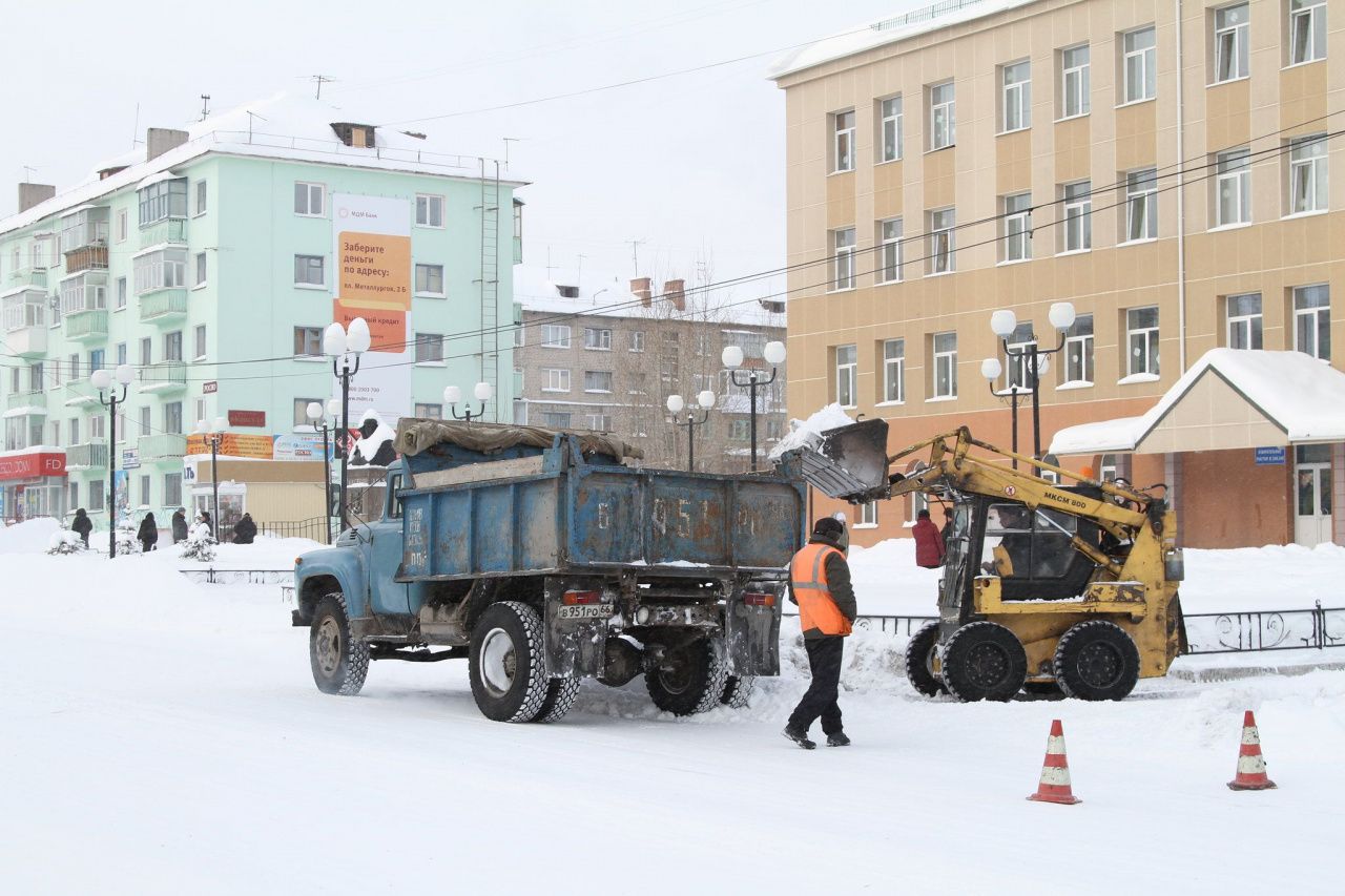 Мэрия Серова планирует потратить около 300 тысяч рублей на уборку снега с  крыши и территории | Новости | СеровГлобус.ру