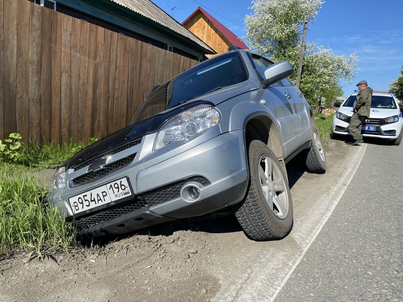 Избегая столкновения, водитель Chevrolet Niva предпочел съехать в кювет в Серове