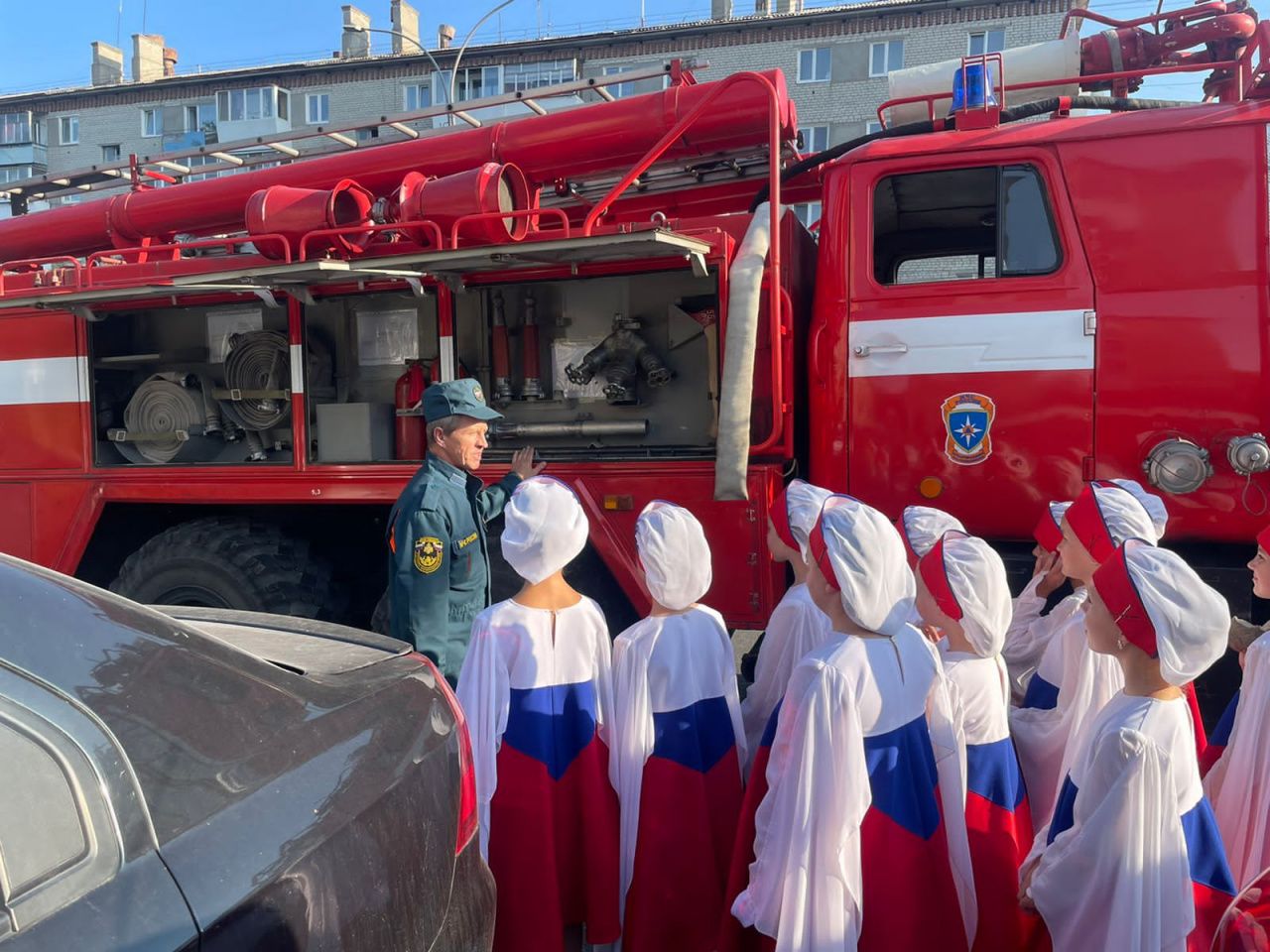 Спасатели приняли участие в праздновании Дня государственного флага России