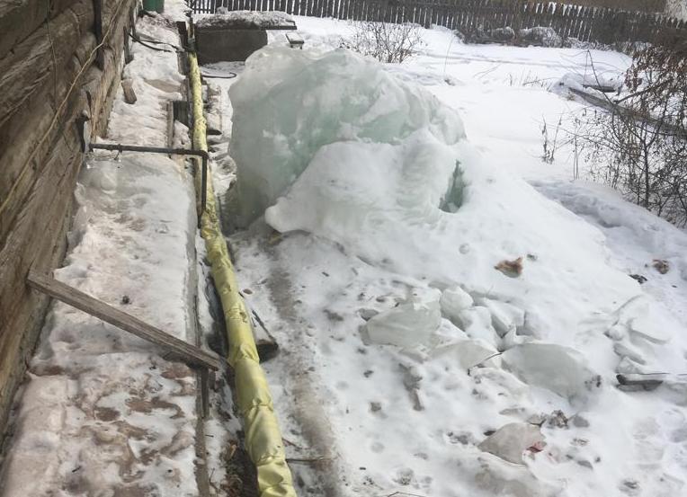На жалобу серовчан по замерзшему водопроводу отреагировала мэрия города и Следственный комитет России