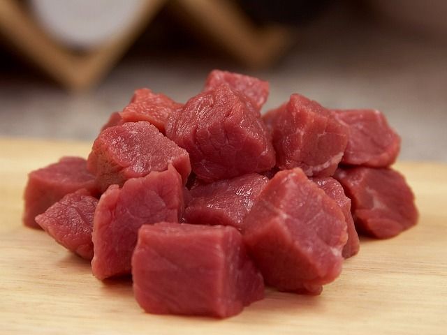 Говядина по-строгановски: легенда, рецепт и секреты приготовления