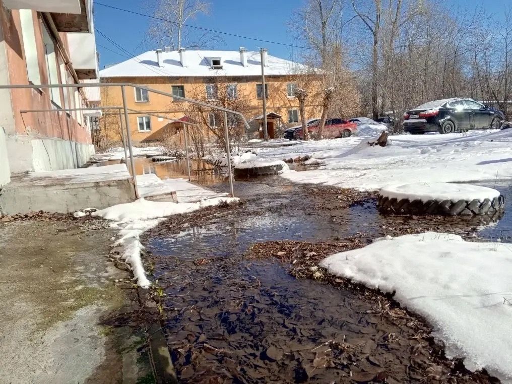 “По кошельку людей ударит...” Серовчанин просит разобраться, чья вода затопила Сортировку