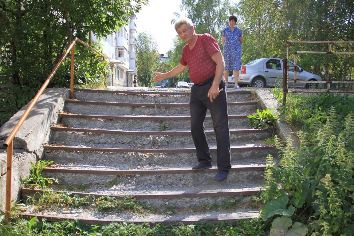 Власти Серова пообещали отремонтировать лестницу во дворе дома по улице Льва Толстого