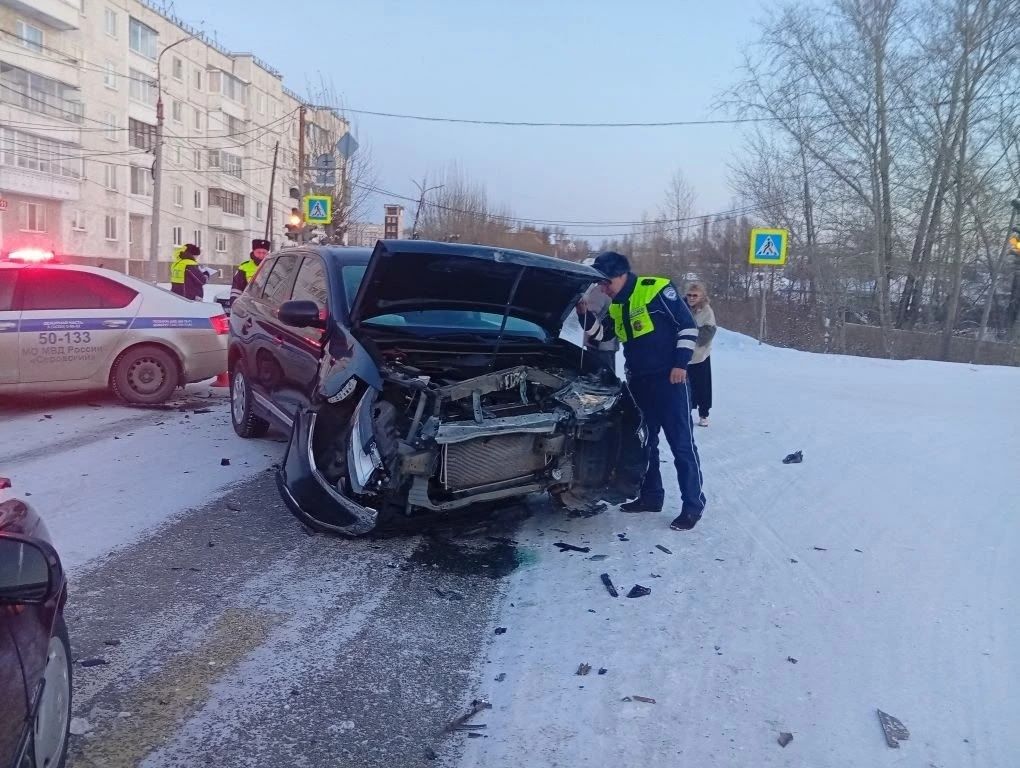 Три машины столкнулись на перекрестке в Серове
