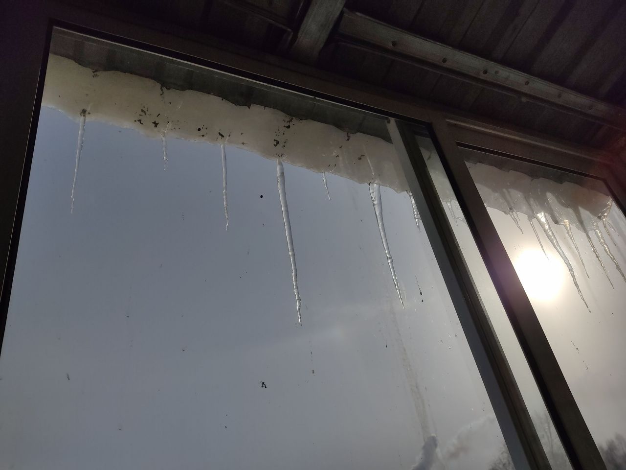 Управляющая компания очистила от льда балкон серовской пенсионерки. Вошли в положение и сделали подарок к 8 Марта