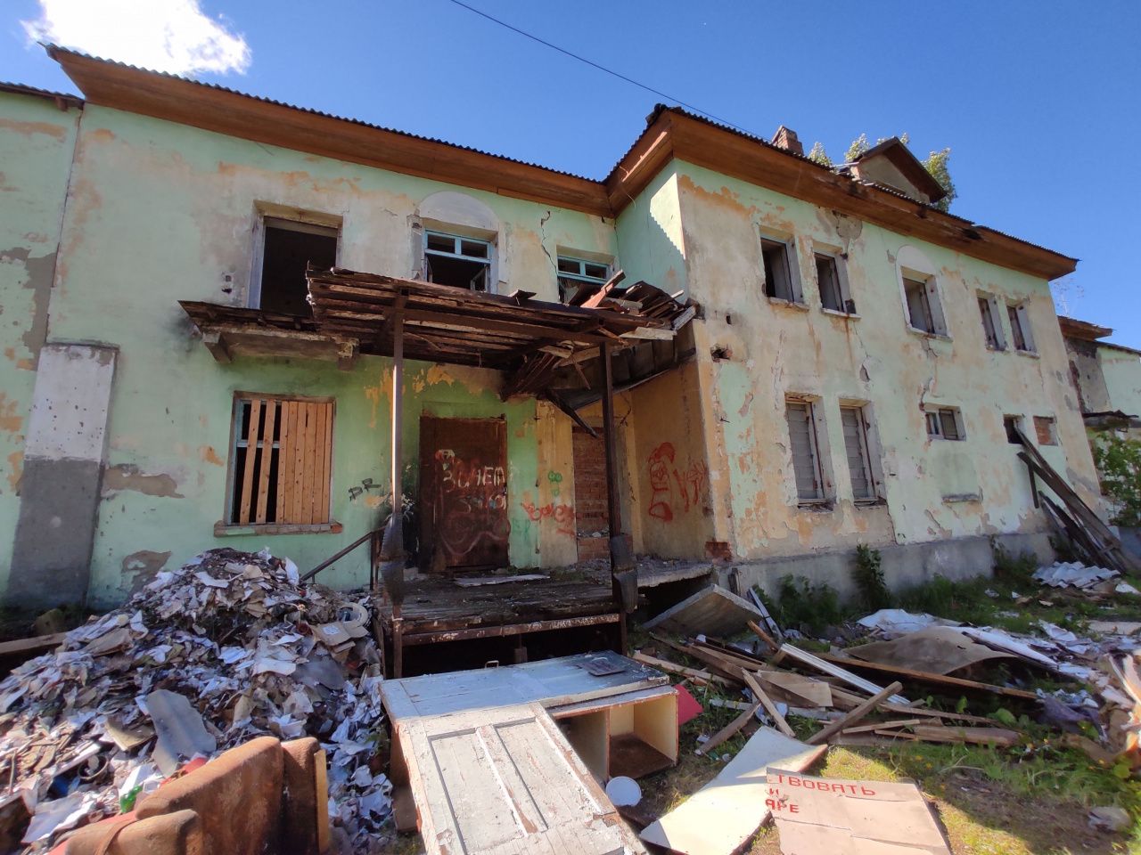 В Серове, в районе Сортировки, сносят здание бывшей коммунальной конторы. Люди переживают - что построят на ее месте?