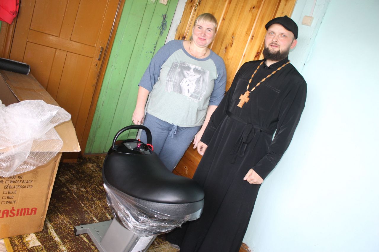 "Вы даете нам повод сделать доброе дело". Отдел социального служения Серовской епархии подарил тренажер для лечения семилетнего Жени