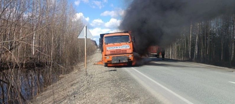 На трассе под Серовом горел грузовик дорожной службы