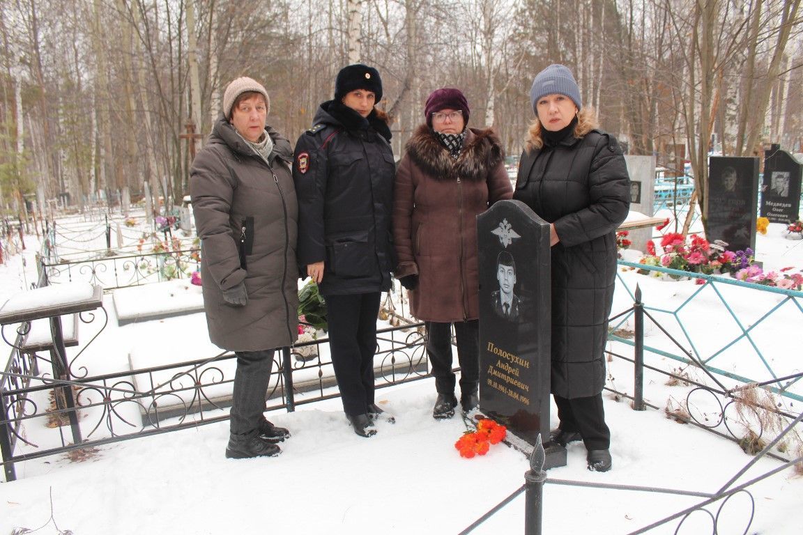 Полиция Серова посетила места захоронений сотрудников, погибших при исполнении