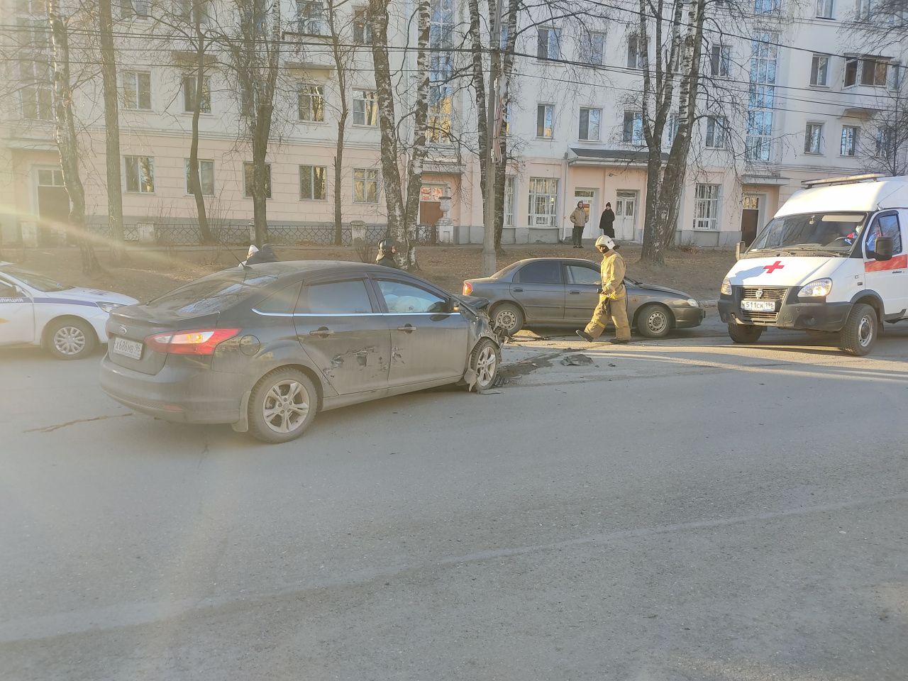 В Серове на улице Льва Толстого столкнулись иномарки. На месте работают скорая помощь и пожарные
