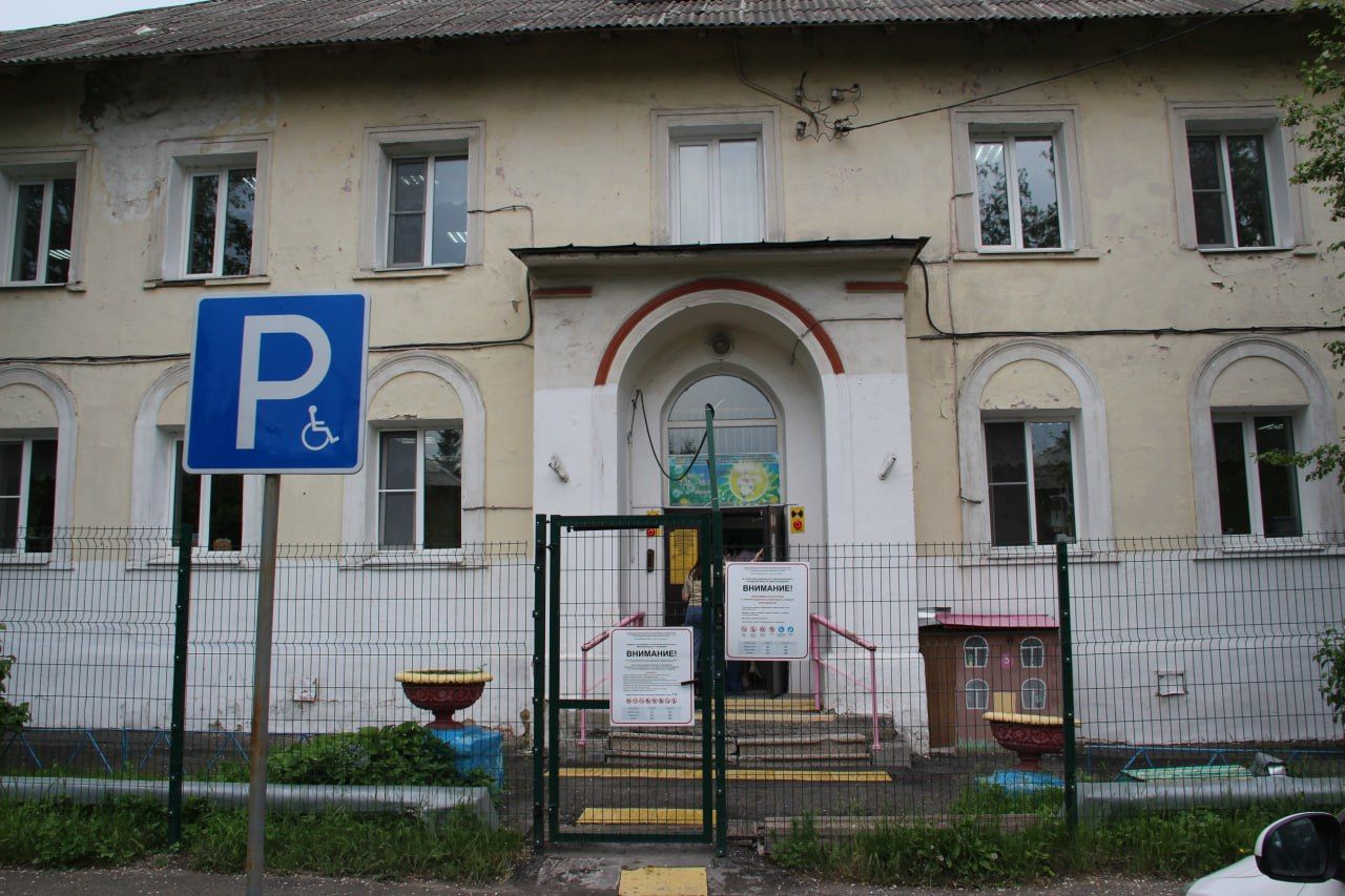 “Нас поставили перед фактом”. Серовчане рассказали о закрытии детсада с коррекцией зрения “Солнечный зайчик”