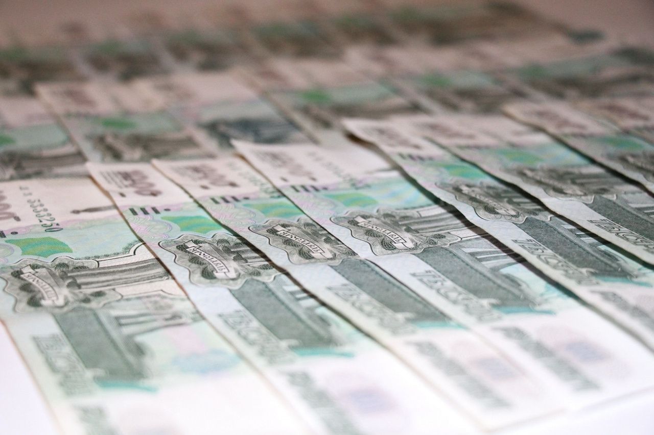 Бухгалтер одного из заводов Серова перевала неизвестным 180 тысяч рублей
