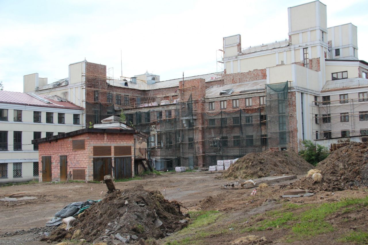В Серове приостанавливали ремонт фасада ДКМ. У подрядчика не было стройматериалов