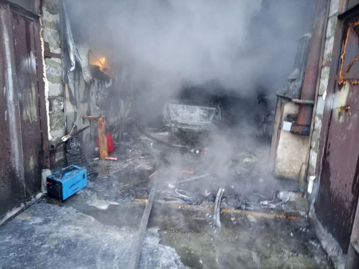 В гаражном боксе в Серове горели две иномарки