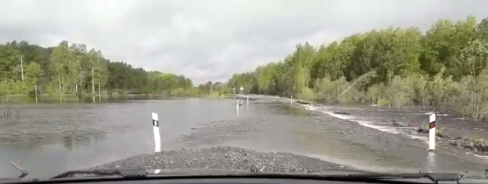 Дорогу между Сосьвой и Гарями продолжает подтапливать