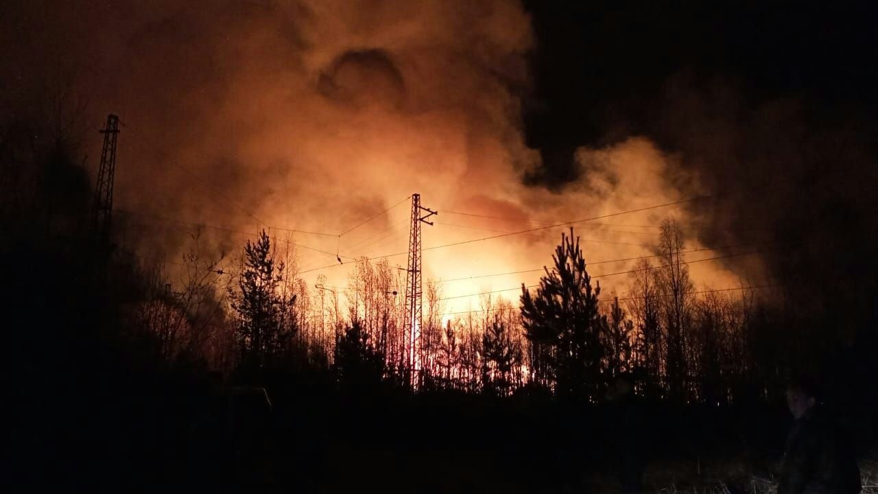 В Серове - серьезный пожар. Читатели сообщают, что в поселке Энергетиков полыхает на территории лесоперерабатывающего предприятия
