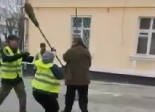 В Краснотурьинске дворники задержали горожанина, напавшего на женщину