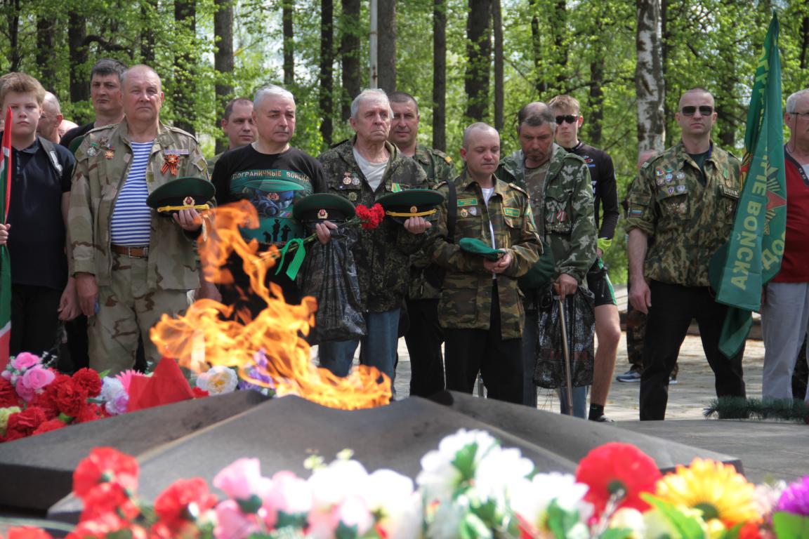 Пограничники Серова в свой профессиональный праздник возложили цветы к «Вечному огню»