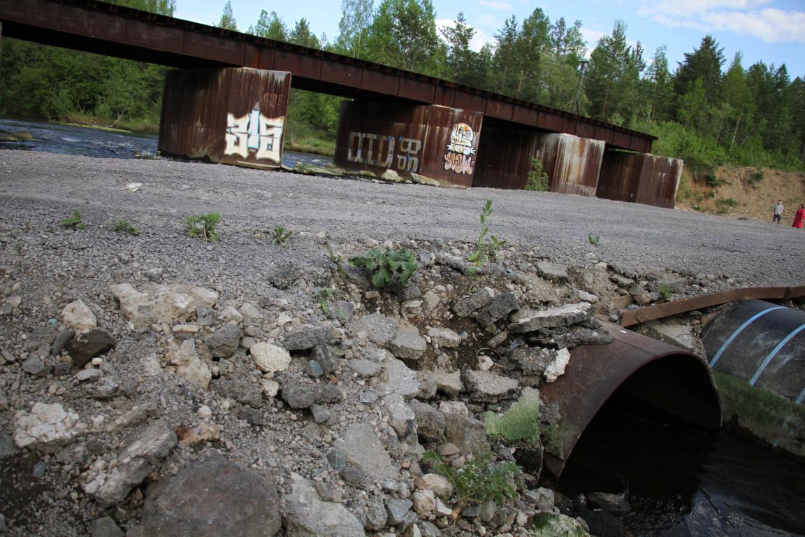 “Разве что снести и разобрать на металлолом”. Какая судьба ждет недостроенный мост через Какву?