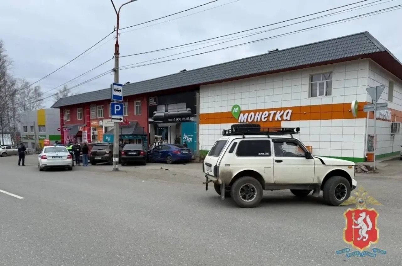 На перекрестке улиц Победы и Тепографской в Серове столкнулись пять машин