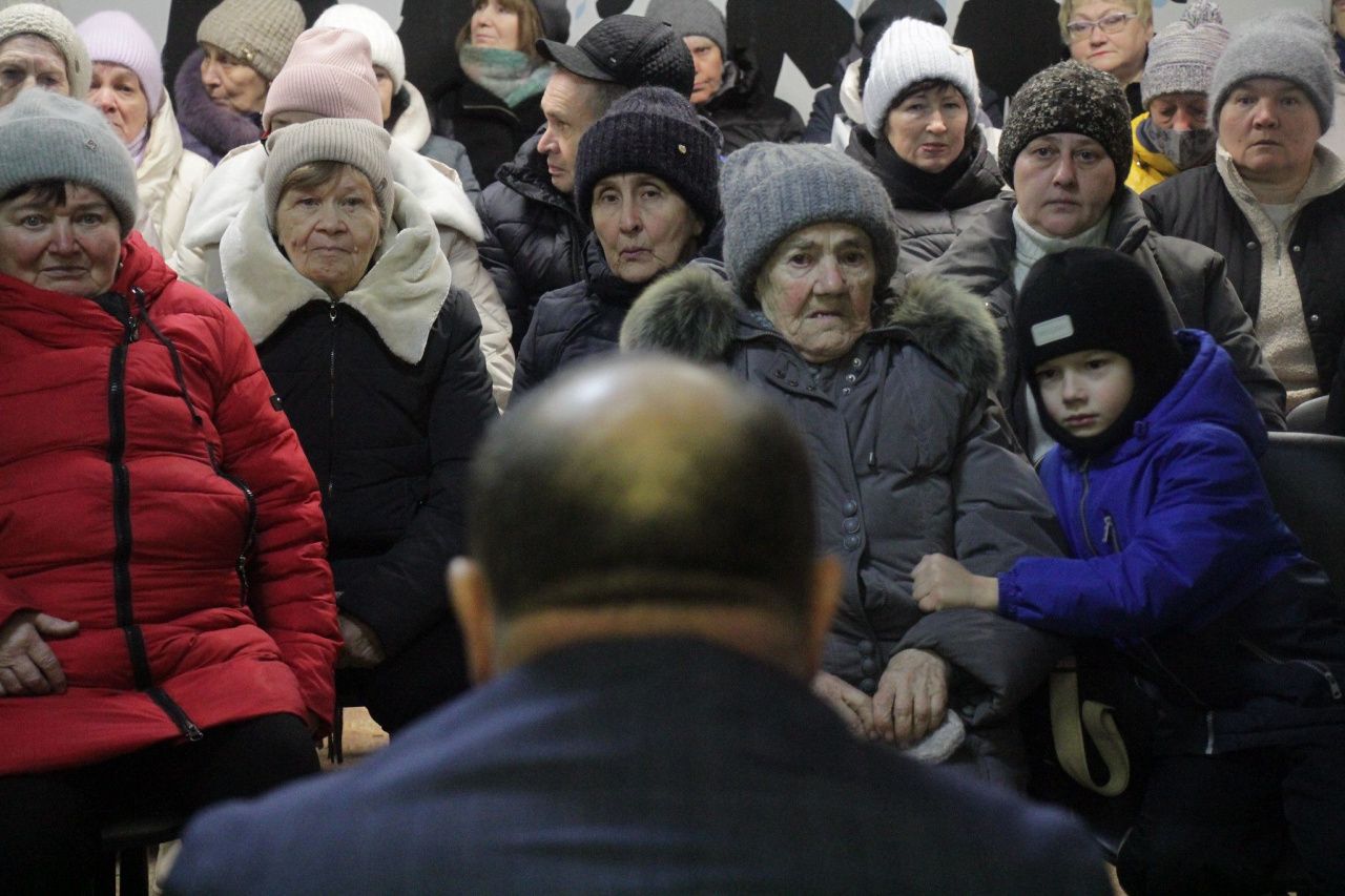 "Дистанционные технологии есть". Главврач Серовской горбольницы встретился с жителями деревни, где уволилась фельдшер