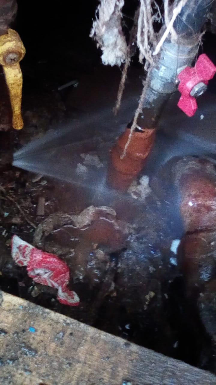 Жительница дома в поселке Энергетиков пожаловалась на "парилку": "все это бежит под фундамент"