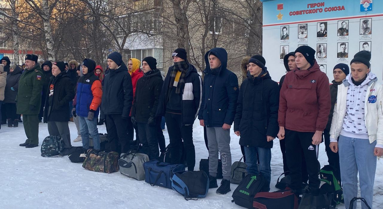 В Серове состоялась третья отправка на срочную службу в рамках осеннего  призыва | Новости | СеровГлобус.ру