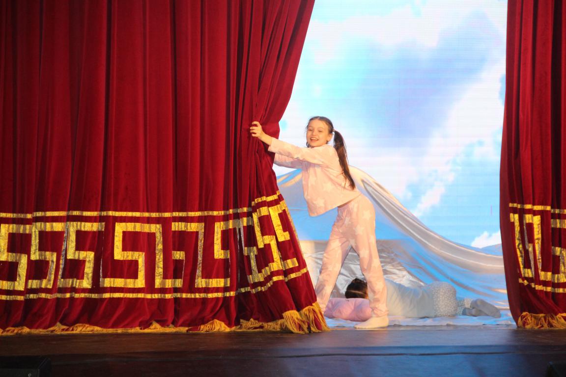 На "Сцену мечты" выходили "Мандаринки", "Созвездие", "Чародеи". В Серове прошел фестиваль школьных театров
