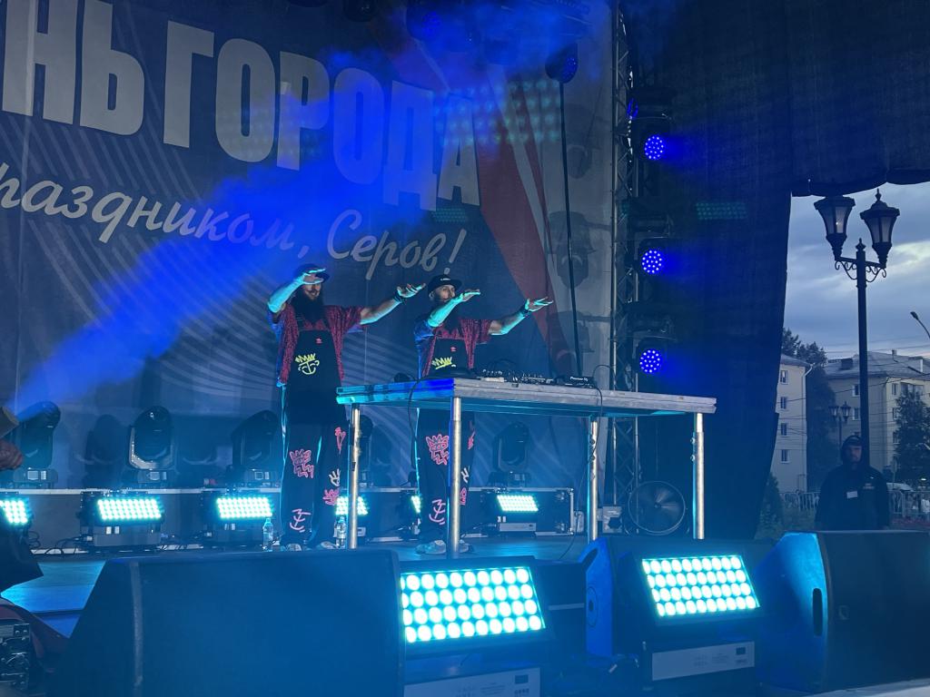 Братья ди-джеи, "Инь-Ян" и фестиваль фейерверков. Серов отметил День города и День металлурга