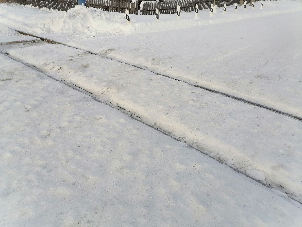 В селе Филькино после вмешательства транспортной прокуратуры убрали снег с железнодорожного переезда
