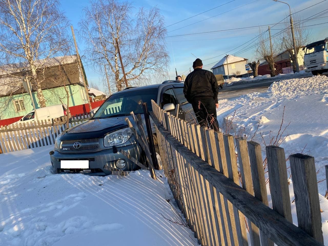 В Серове иномарка протаранила забор частного дома. Жертв нет | Происшествия  | СеровГлобус.ру