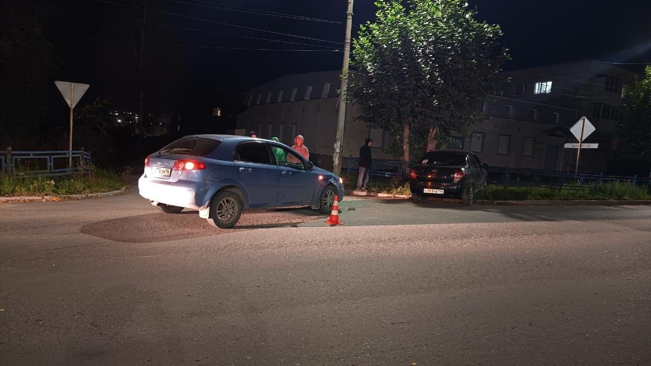 На проспекте Серова произошло ДТП. Пострадали водитель, пассажир и забор
