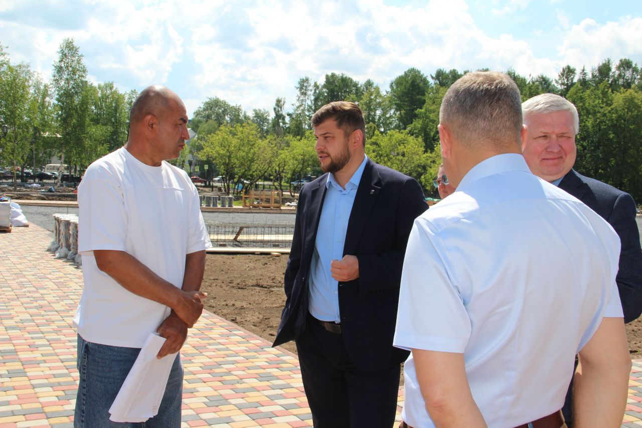 Сквер ДКМ - "отлично", водохранилище - “самое главное закончить”. Мэр объехал серовские стройки