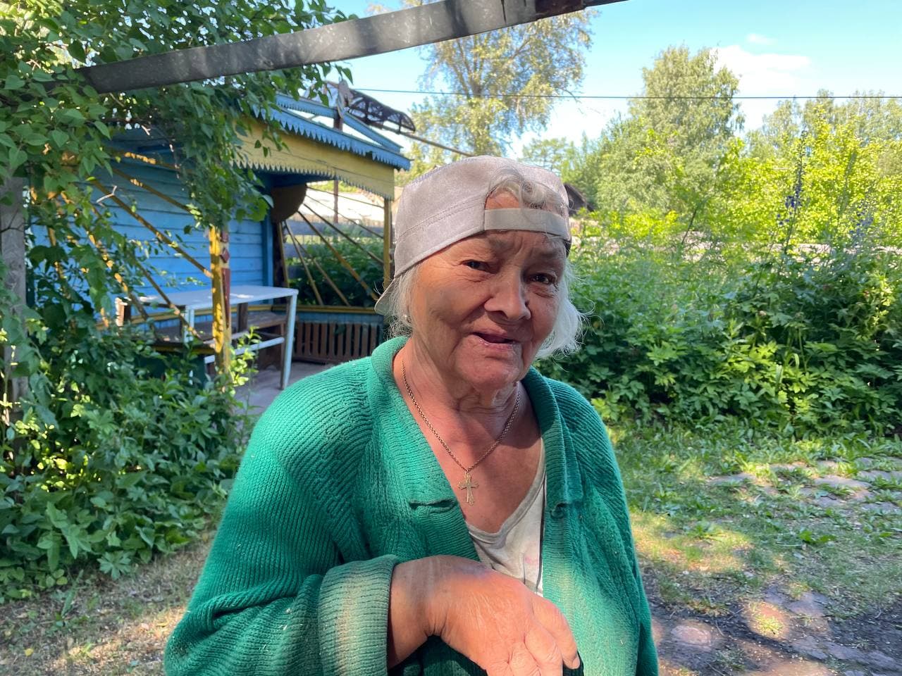 Пенсионерка из Серова хочет, чтобы спилили старые березы, растущие под ее окнами