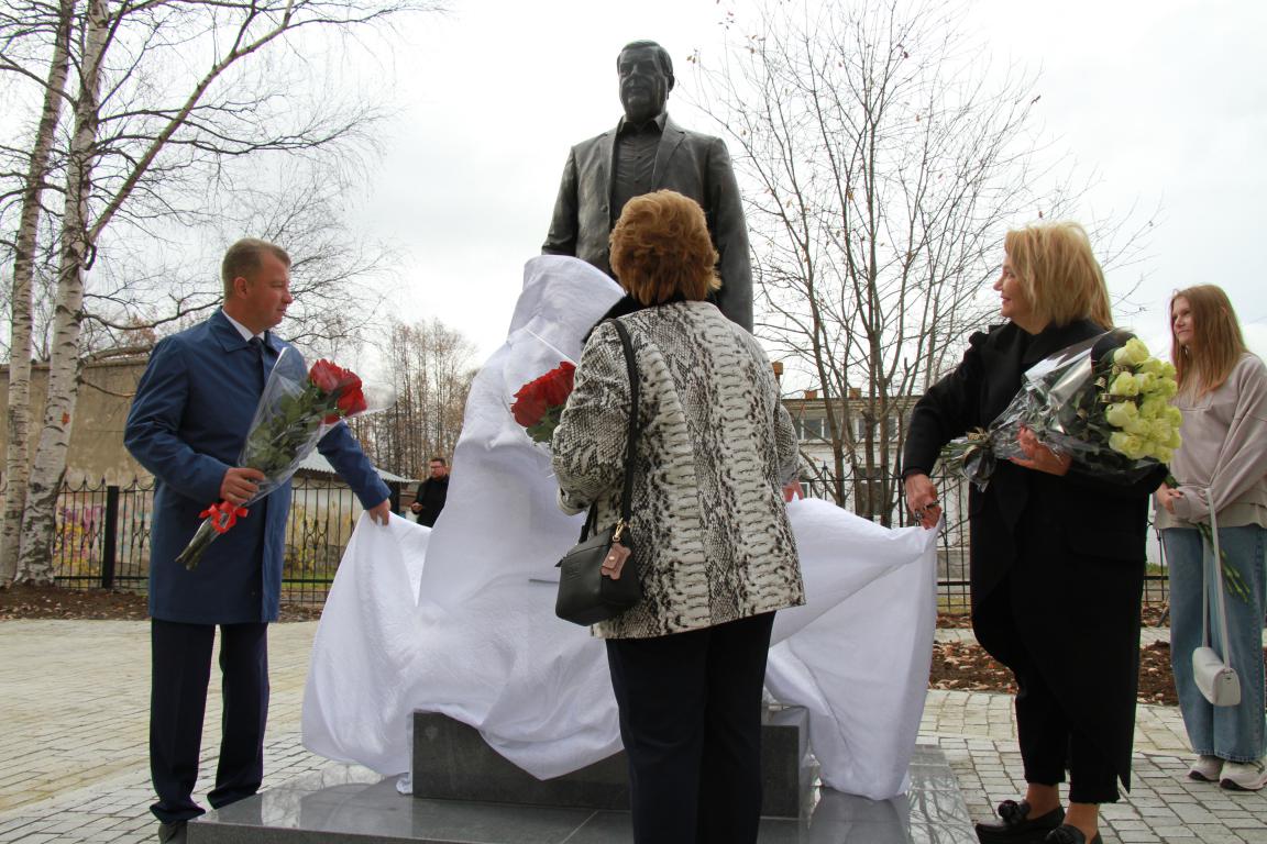 В Серове открыли памятник Геннадию Селезневу