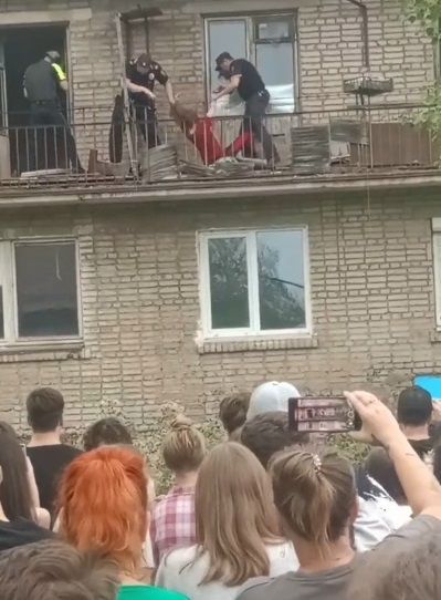 “Она кого-то подрезала”. В поселке Энергетиков женщина бегала по балкону и “кидалась банками в полицейских”
