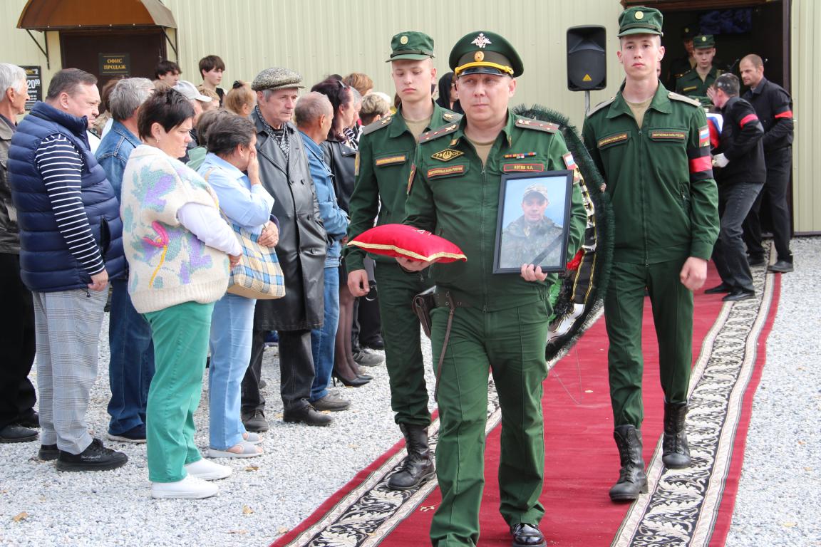 “Опознали его по жетону”. Серовчане простились с погибшим на СВО больше года назад Романом Шуклиным