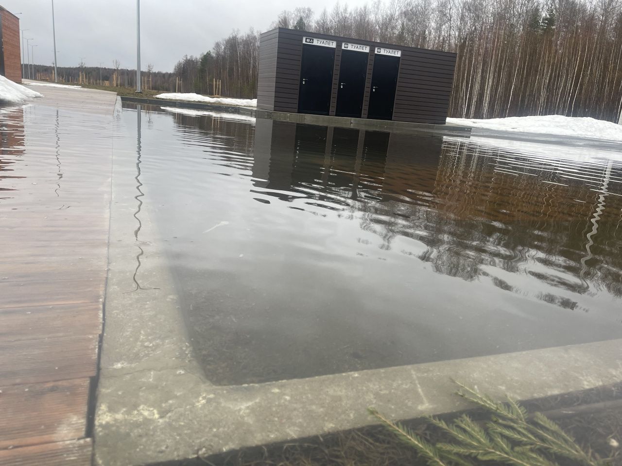 У туалетов на Киселевском водохранилище образовалась незапланированная лужа 