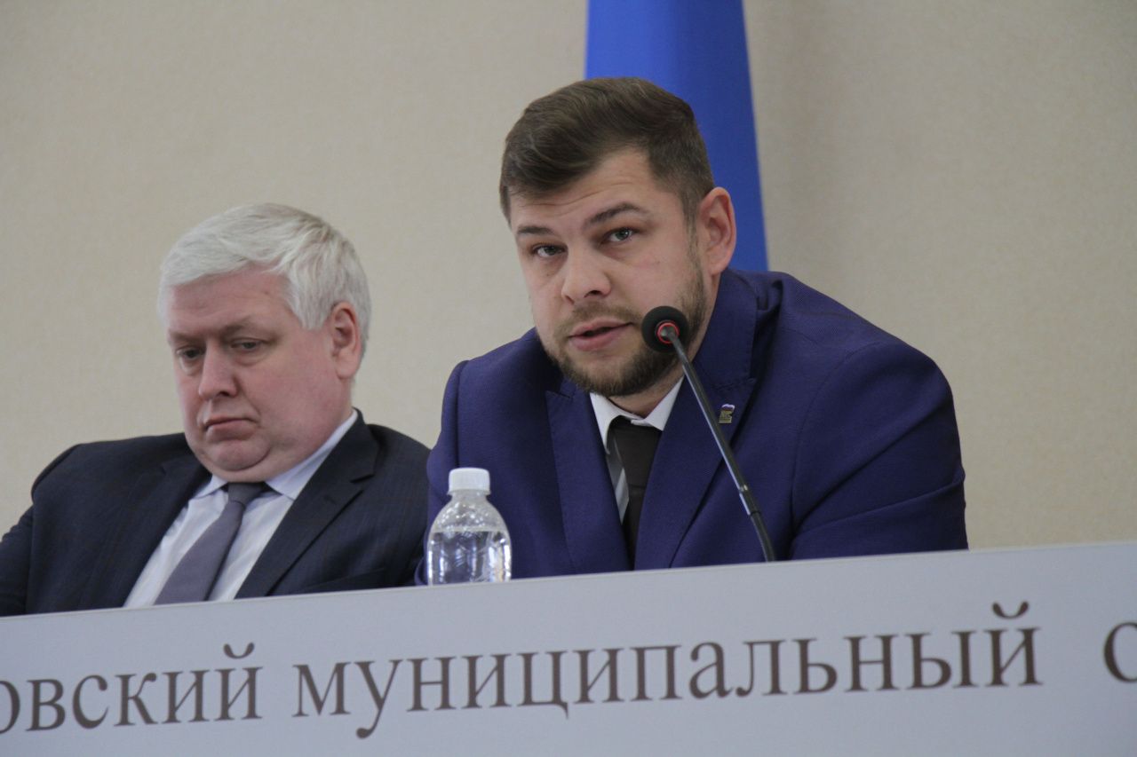 Только зарплата и коммунальные платежи... И.о. главы Серова попросил чиновников экономить